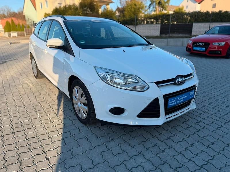 Gebraucht Ford Focus Trend 101 PS (74 kW) 2014 Weiß Kombi