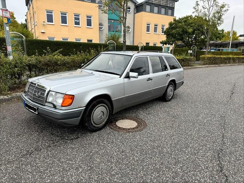 Silber Gebraucht 1992 Mercedes E230 Kombi | 5.300 € - Bild 1/4