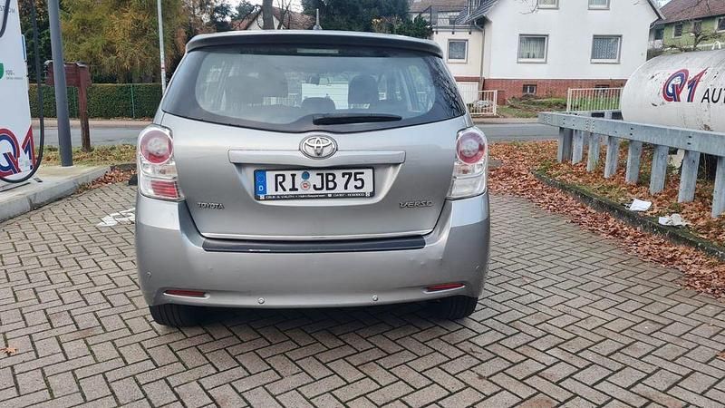 Grau Gebraucht 2010 Toyota Verso Van / Kleinbus | 3.600 € (Fairer Preis) - Bild 1/4
