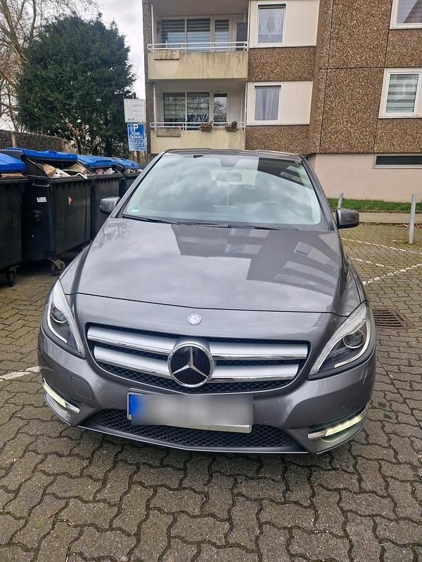 Grau Gebraucht 2012 Mercedes B200 Van / Kleinbus | 10.000 € (Guter Preis) - Bild 1/4