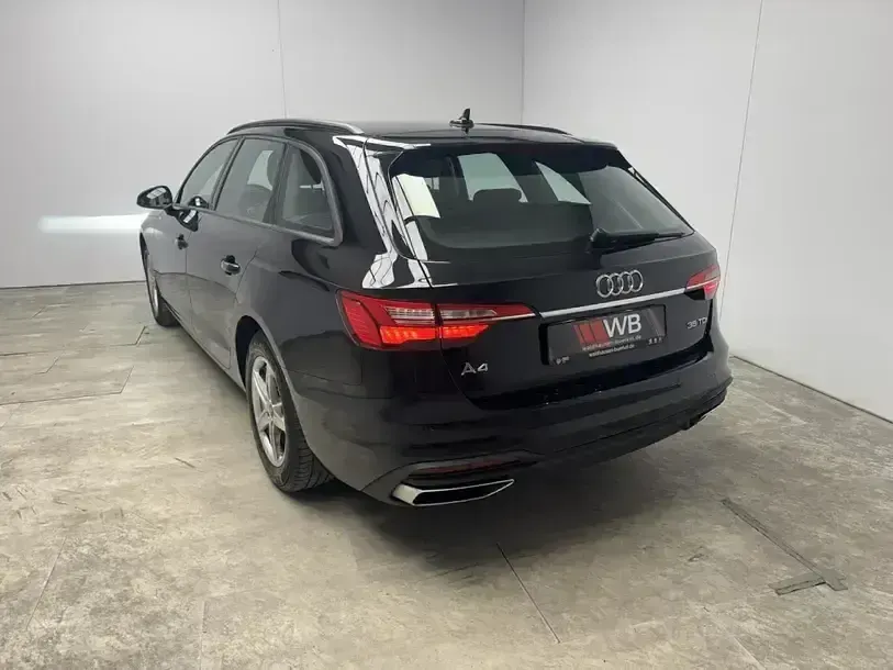 Gebraucht Audi A4 Basis 163 PS (119 kW) 2023 Mythosschwarz (metallic) Kombi
