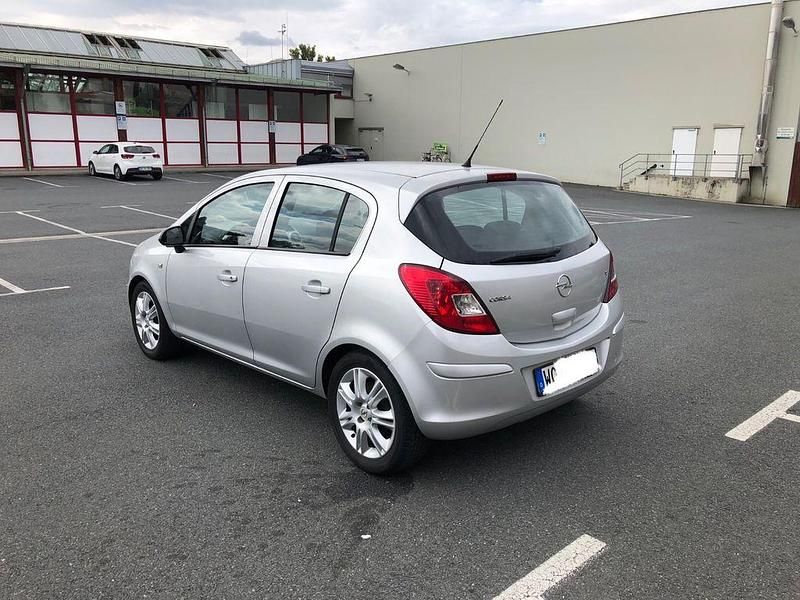 Używany Opel Corsa 80 KM (58 kW) 2008 Srebrny Sedan/Limuzyna