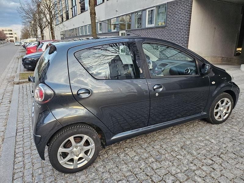 Gebraucht Toyota Aygo 68 PS (50 kW) 2009 Grau Kleinwagen