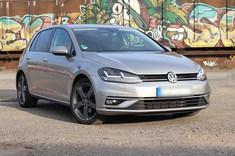 Silber Gebraucht 2017 VW Golf VII Sound Limousine | 14.299 € (Guter Preis) - Bild 1/4