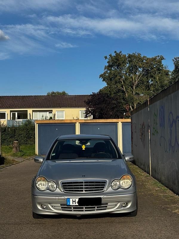 Grau Gebraucht 2006 Mercedes C220 Elegance Limousine | 4.000 € (Etwas zu teuer) - Bild 1/3