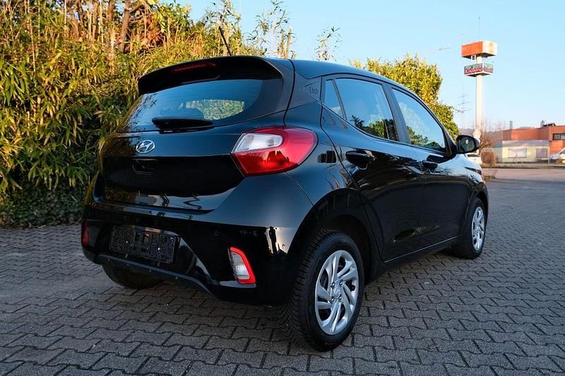 Gebraucht Hyundai i10 Select 67 PS (49 kW) 2023 Schwarz Kleinwagen