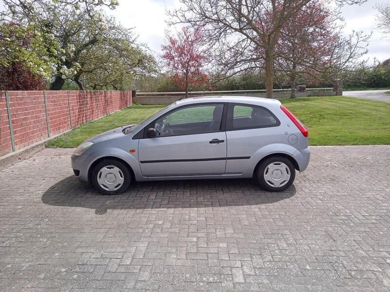 Silber Gebraucht 2005 Ford Fiesta Kleinwagen | 500 € - Bild 1/4