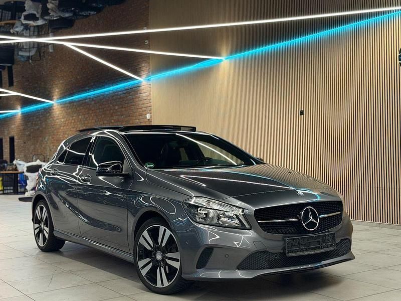 Grau Gebraucht 2015 Mercedes A180 Night Limousine | 13.690 € (Fairer Preis) - Bild 1/4