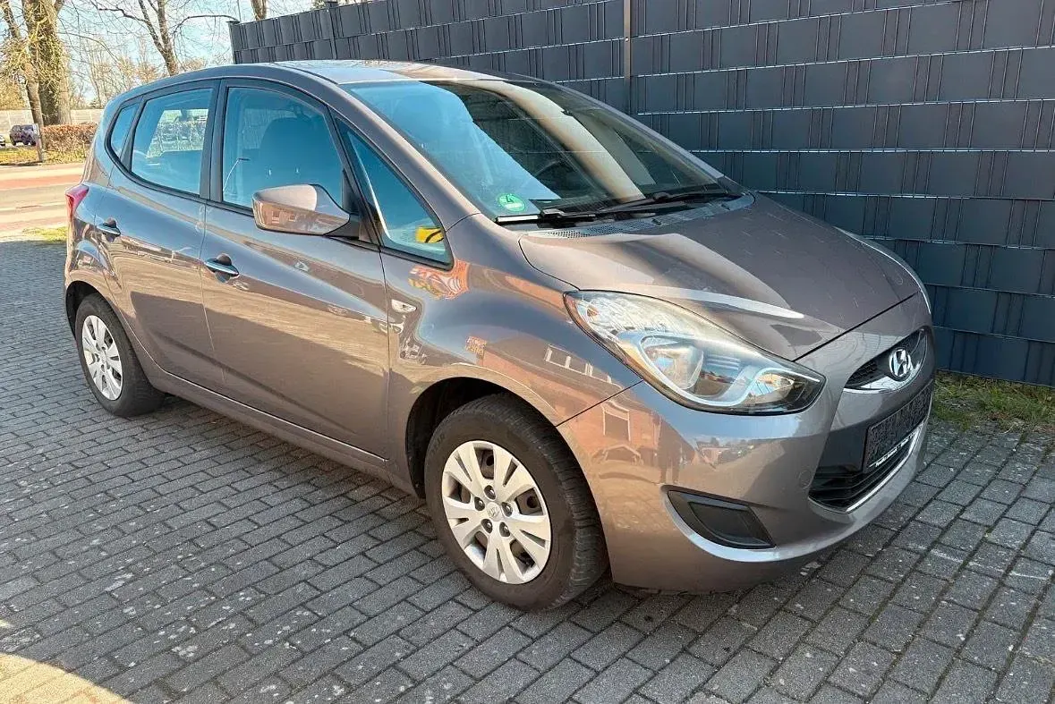 Gebraucht Hyundai ix20 Edition 90 PS (66 kW) 2012 Grau Kleinwagen