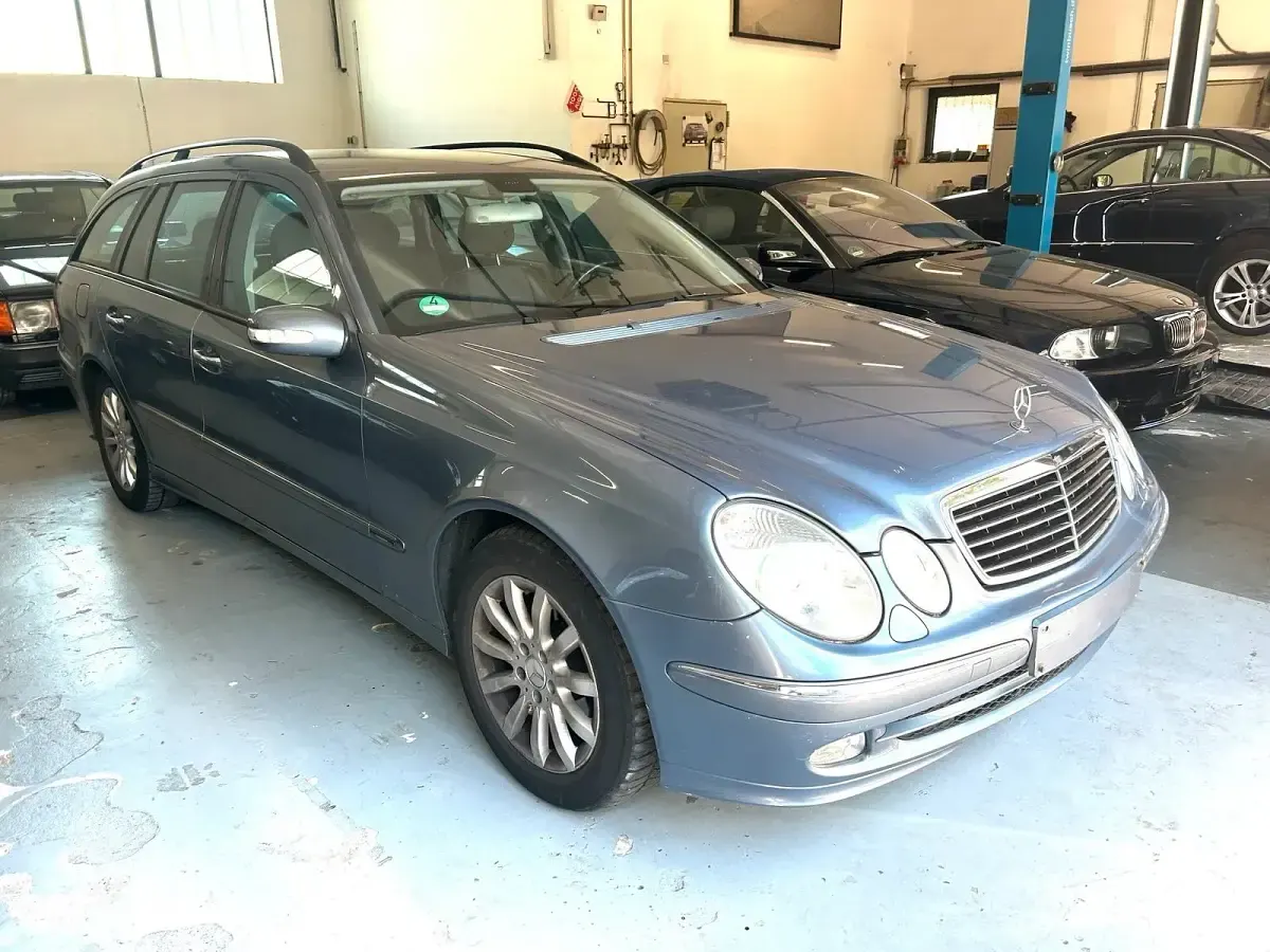 Gebraucht Mercedes E220 Avantgarde 150 PS (110 kW) 2003 Blau Kombi