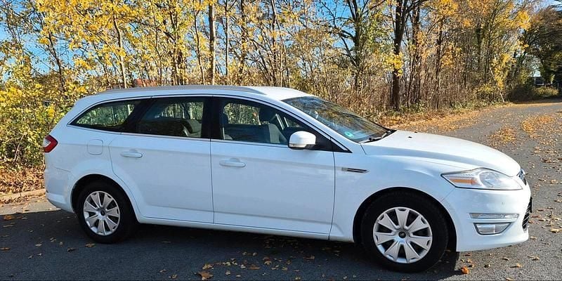 Weiß Gebraucht 2013 Ford Mondeo Kombi | 4.300 € - Bild 1/4
