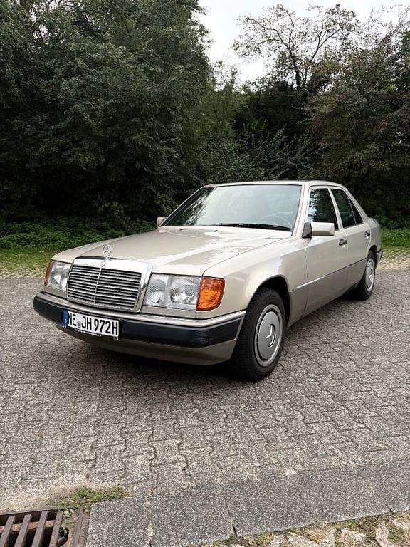 Gold Gebraucht 1992 Mercedes E230 Limousine | 4.000 € - Bild 1/4