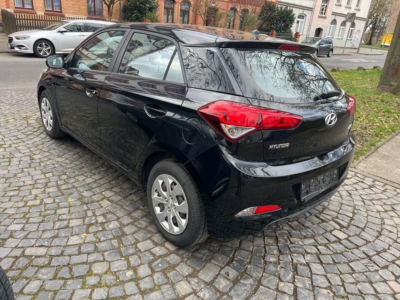 Gebraucht Hyundai i20 Classic 75 PS (55 kW) 2015 Schwarz Limousine