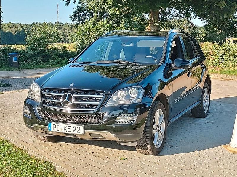 Schwarz Gebraucht 2011 Mercedes ML300 Edition SUV | 17.950 € (Teuer) - Bild 1/4