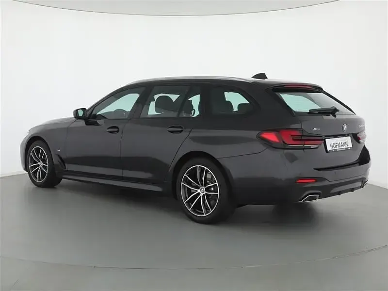 Gebraucht BMW 520 M Sport 190 PS (139 kW) 2023 Sophistograu brillanteffekt metallic Limousine
