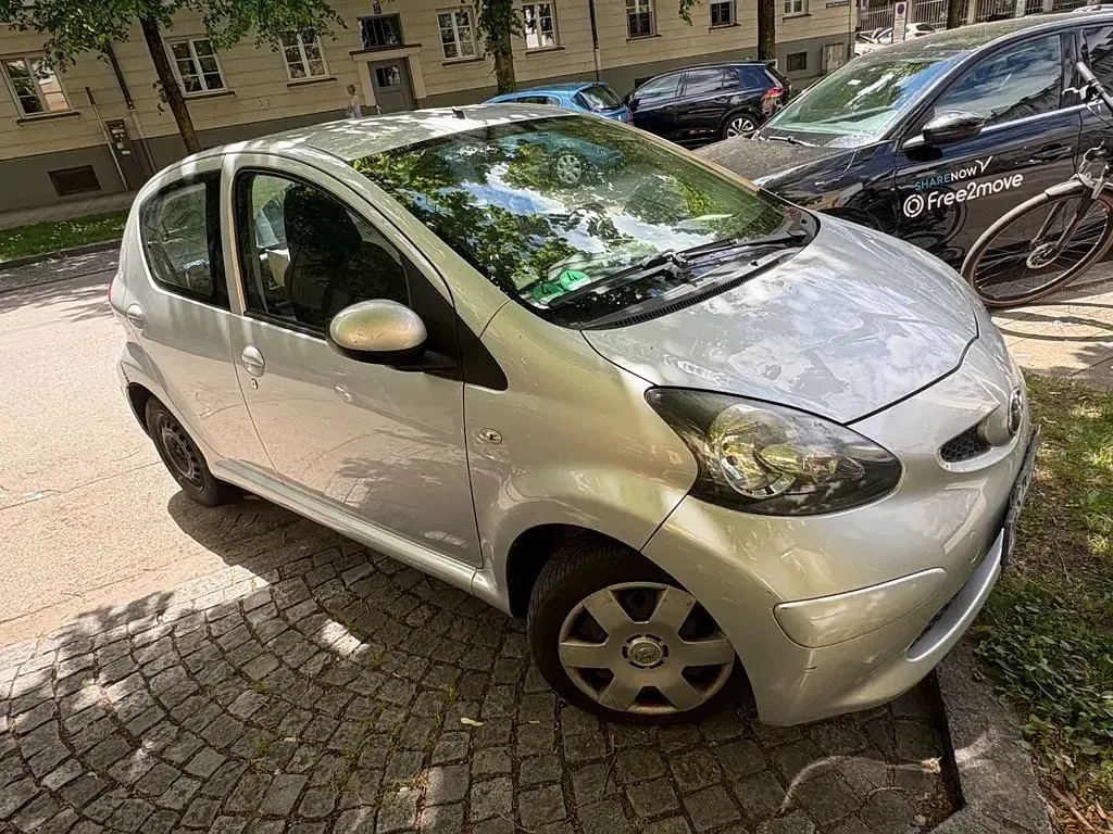 Gebraucht Toyota Aygo 68 PS (50 kW) 2008 Silber Kleinwagen