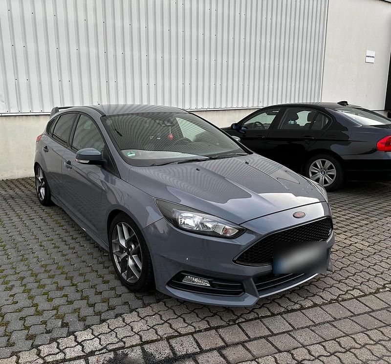 Grau Gebraucht 2018 Ford Focus ST Limousine | 15.000 € (Fairer Preis) - Bild 1/4