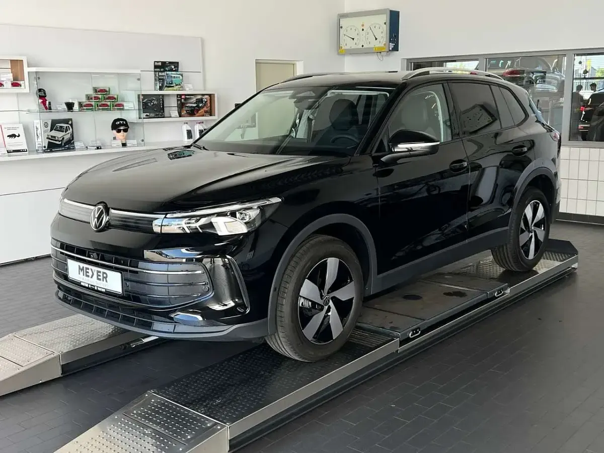 Neu VW Tiguan 150 PS (110 kW) 2026 Grenadillschwarz metallic SUV