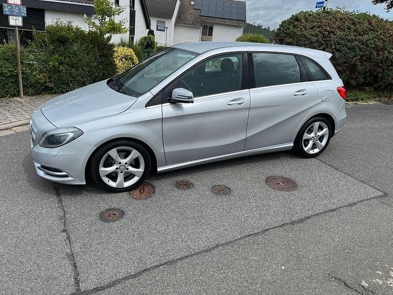 Silber Gebraucht 2014 Mercedes B200 Van / Kleinbus | 14.500 € (Guter Preis) - Bild 1/4