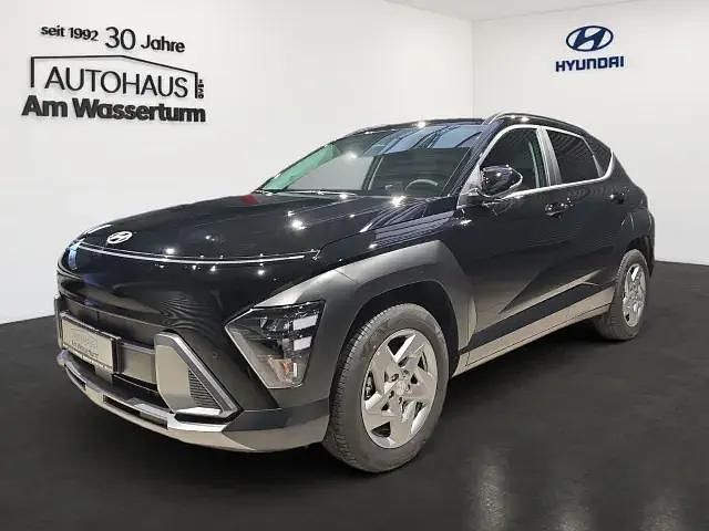 Abyss black / mic Neu 2024 Hyundai Kona Trend SUV | 28.799 € (Fairer Preis) - Bild 1/4