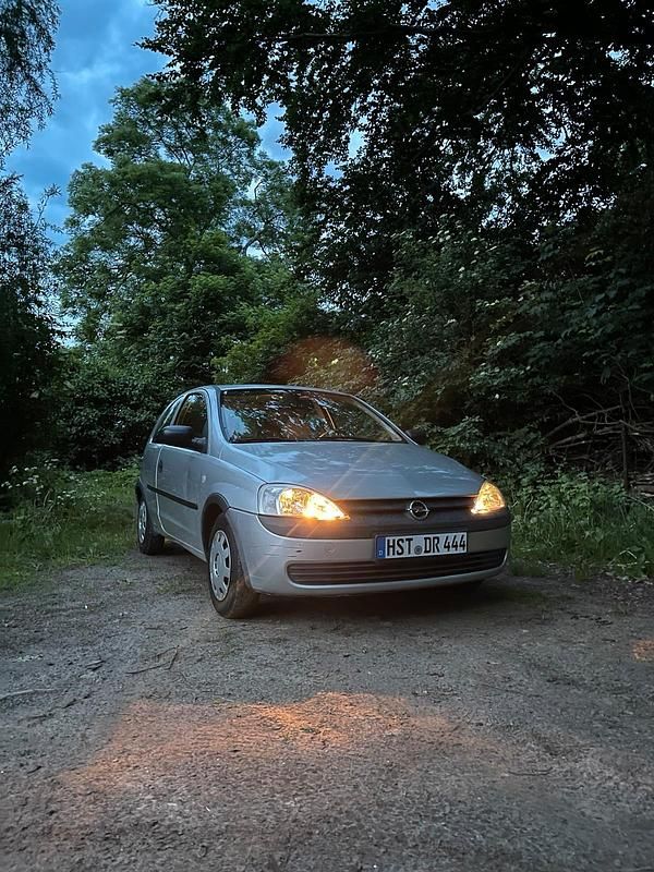 Grau Gebraucht 2002 Opel Corsa Kleinwagen | 500 € (Superpreis) - Bild 1/4