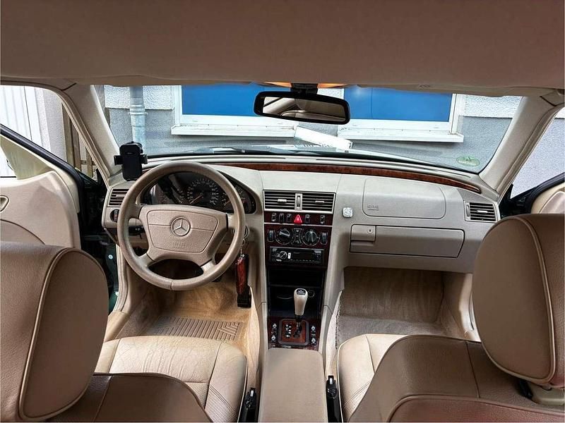 Grün Gebraucht 1999 Mercedes 200 Limousine | 6.000 € - Bild 1/4