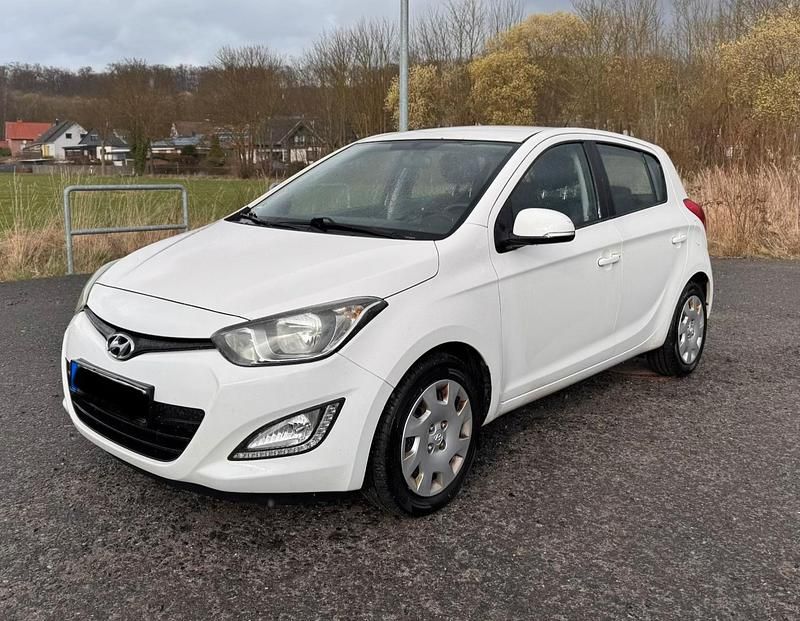 Gebraucht Hyundai i20 90 PS (66 kW) 2014 Weiß Kleinwagen