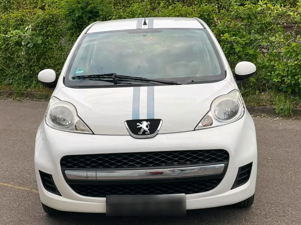 Gebraucht Peugeot 107 68 PS (50 kW) 2011 Weiß Kleinwagen
