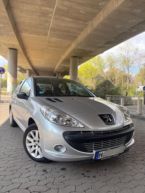 Gebraucht Peugeot 206+ 75 PS (55 kW) 2010 Silber Kleinwagen