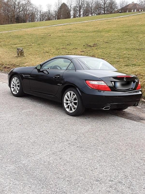 Second-hand Mercedes SLK200 184 CP (135 kW) 2011 Negru Cabrio