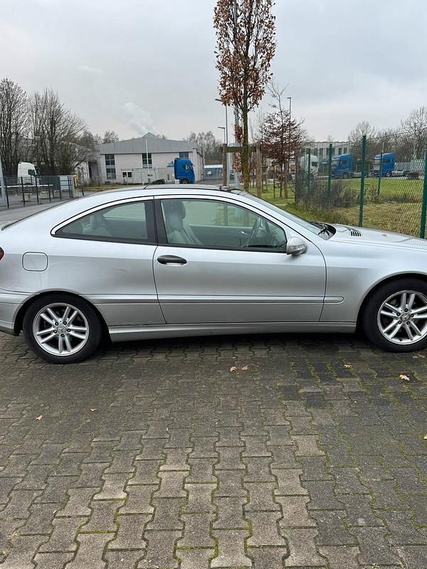 Gebraucht Mercedes C220 143 PS (105 kW) 2002 Silber Coupé
