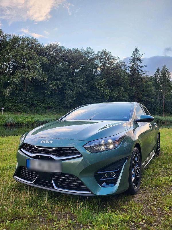 Grün Gebraucht 2022 Kia ProCeed GT-Line Kleinwagen | 23.000 € (Fairer Preis) - Bild 1/4