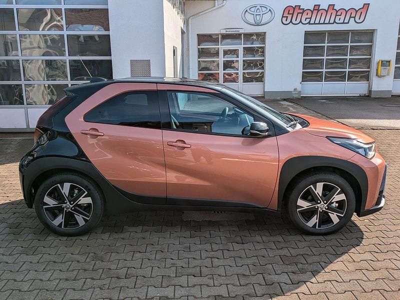 Neu Toyota Aygo X 116 PS (85 kW) 2026 Rot SUV