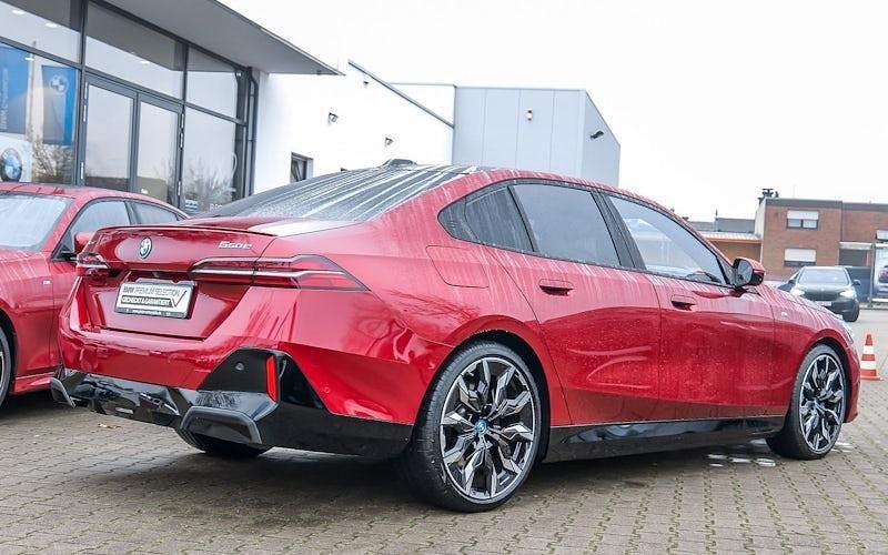 Gebraucht BMW 550e Comfort Edition 489 PS (359 kW) 2025 Rot Limousine