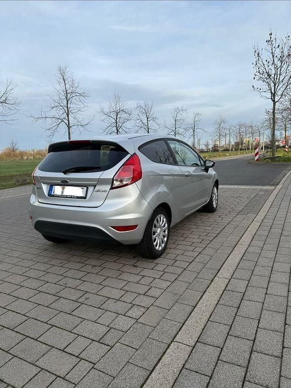 Gebraucht Ford Fiesta Titanium 101 PS (74 kW) 2014 Silber Limousine