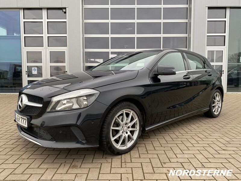 Gebraucht Mercedes A180 Urban 122 PS (89 kW) 2016 Schwarz metallic Limousine