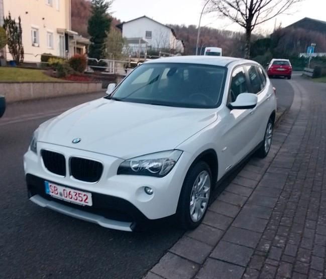 Weiß Gebraucht 2011 BMW X1 Sport Line SUV | 6.200 € - Bild 1/4