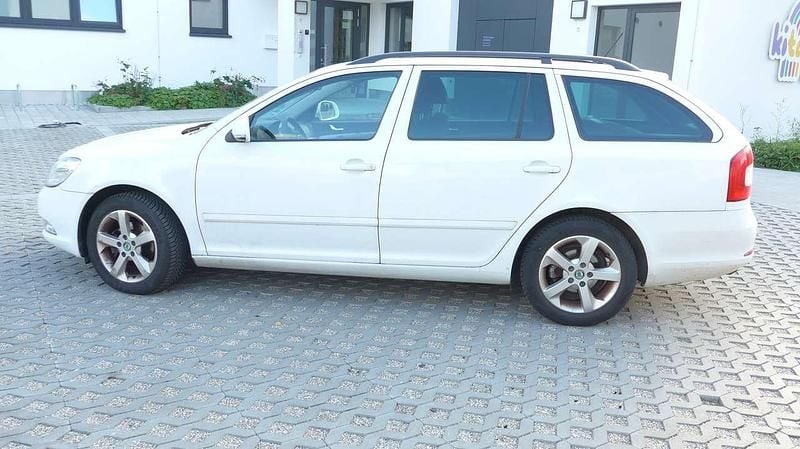 Weiß Gebraucht 2012 Skoda Octavia Kombi | 6.400 € (Superpreis) - Bild 1/4