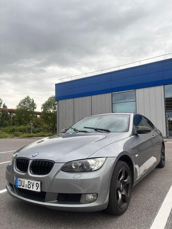 Grau Gebraucht 2007 BMW 320 Coupé | 5.399 € (Guter Preis) - Bild 1/4