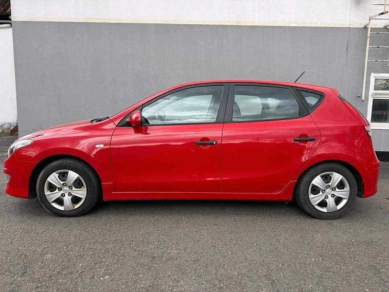 Gebraucht Hyundai i30 108 PS (79 kW) 2010 Rot Kleinwagen