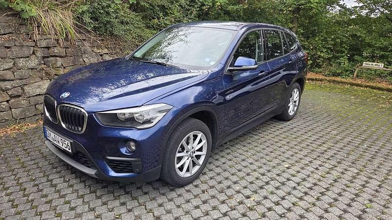 Blau Gebraucht 2018 BMW X1 Sport Line SUV | 20.500 € (Superpreis) - Bild 1/4