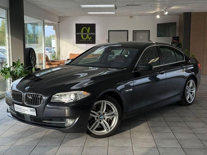 Grau Gebraucht 2013 BMW 550 Comfort Edition Limousine | 14.950 € - Bild 1/4