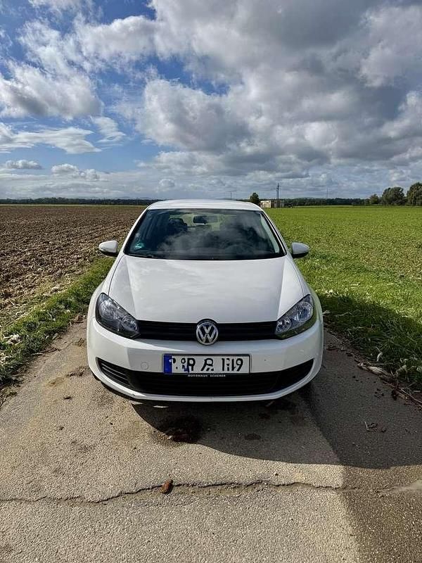 Weiß Gebraucht 2009 VW Golf VI Trendline Kleinwagen | 5.650 € (Fairer Preis) - Bild 1/4