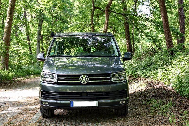Grau Gebraucht 2016 VW T6 California Van | 54.900 € - Bild 1/4