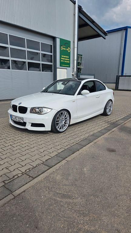 Weiß Gebraucht 2009 BMW 135 Performance Kleinwagen | 13.000 € (Fairer Preis) - Bild 1/4