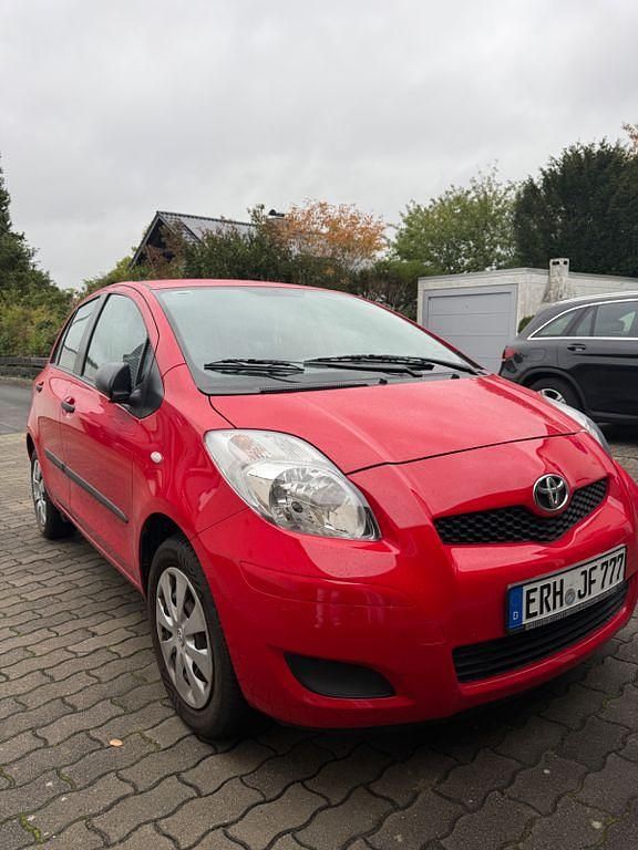 Rot Gebraucht 2009 Toyota Yaris Limousine | 5.490 € (Fairer Preis) - Bild 1/4