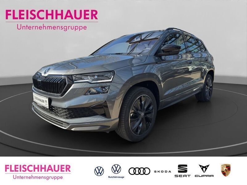Graphitegrau metallic Neu 2025 Skoda Karoq SportLine SUV | 40.970 € (Teuer) - Bild 1/4