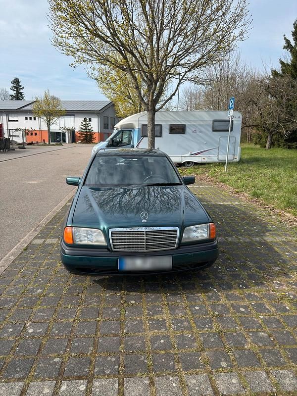 Gebraucht Mercedes 220 95 PS (69 kW) 1995 Grün Limousine