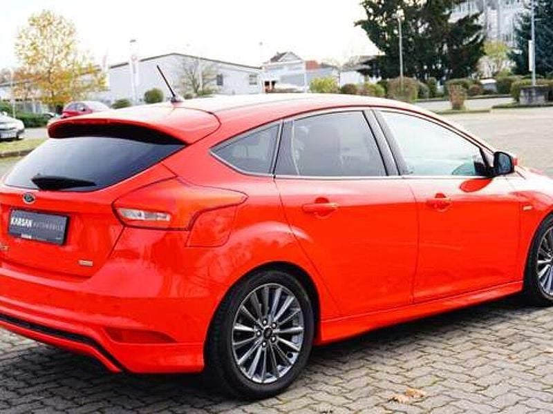 Gebraucht Ford Focus ST-Line 140 PS (102 kW) 2018 Rot Kleinwagen