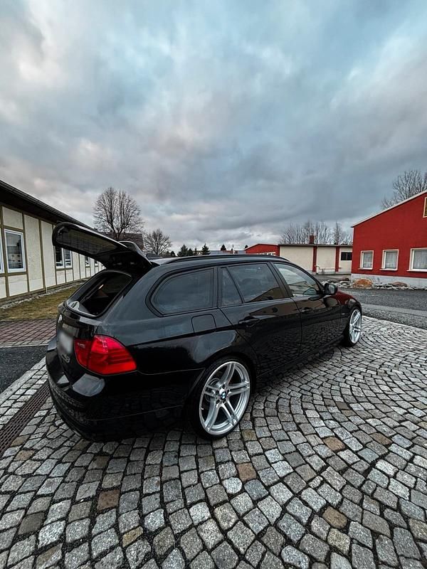 Gebraucht BMW 320 240 PS (176 kW) 2011 Schwarz Kombi